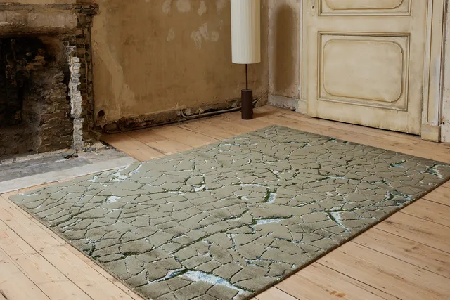 serge-lesage-tapis-kintsugi-gris-mastic-tapis-bambou-et-laine-craquel image 1