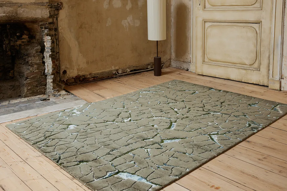 serge-lesage-tapis-kintsugi-gris-mastic-tapis-bambou-et-laine-craquel image 1