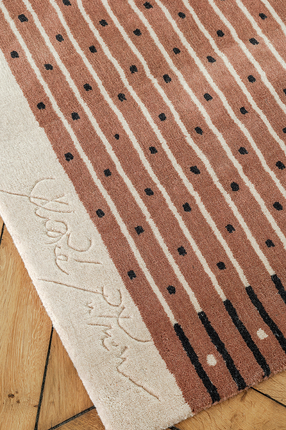 toulemonde-bochart-exclamation-bois-de-rose-tapis-rose-laine-tuft-main image 4