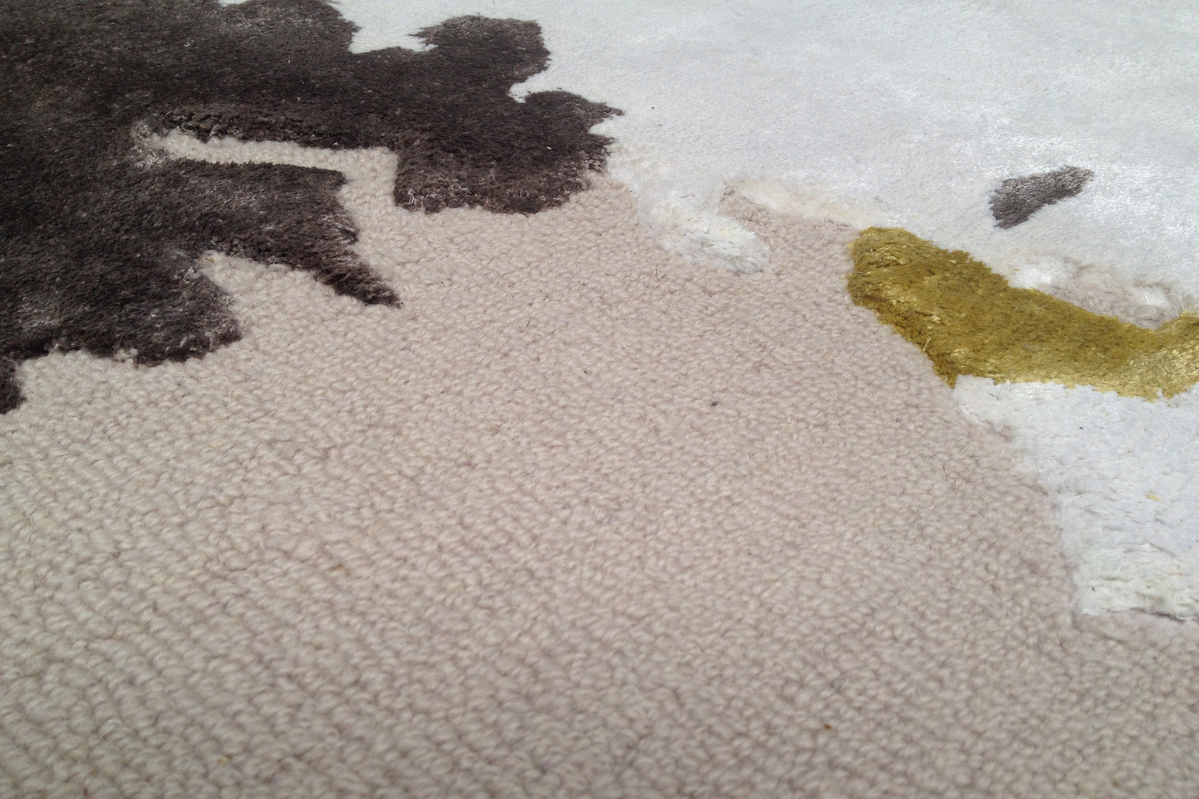 serge-lesage-world-rond-tapis-contemporain-gris-relief image 2