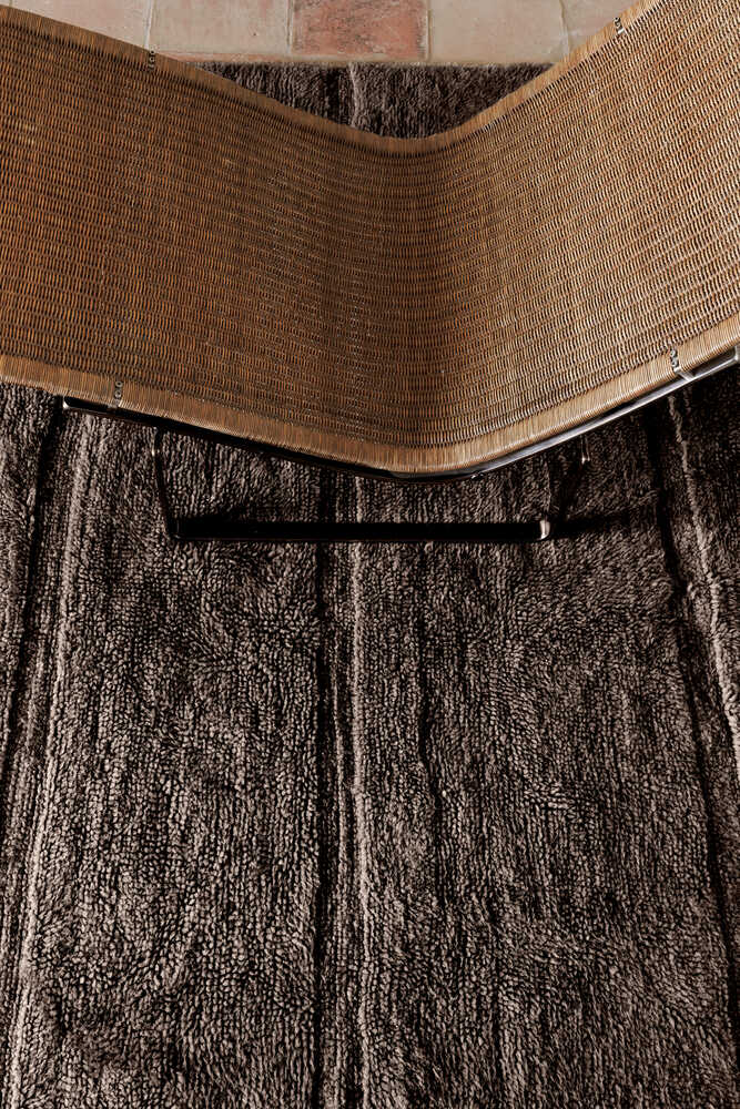 lorena-canals-tapis-woolable-steppe-sheep-brown-tapis-en-laine-lavable image 3
