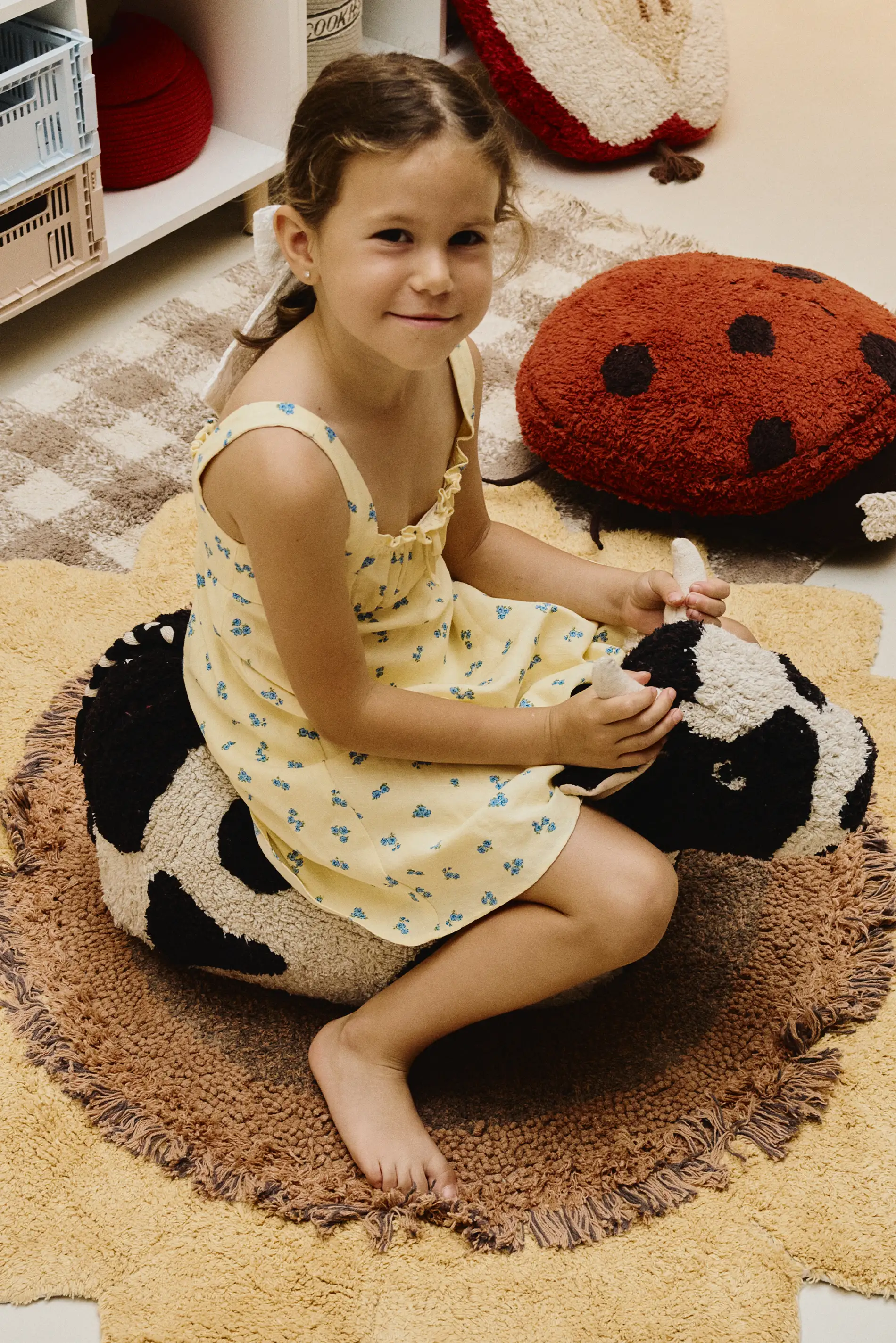 lorena-canals-pouf-lola-the-cow-pouf-enfant-vache image 3