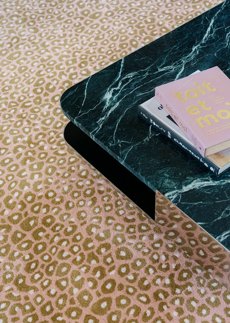 toulemonde-bochart-l-opard-rose-tapis-contemporain-fait-main-tuft-main-en-laine- image 1