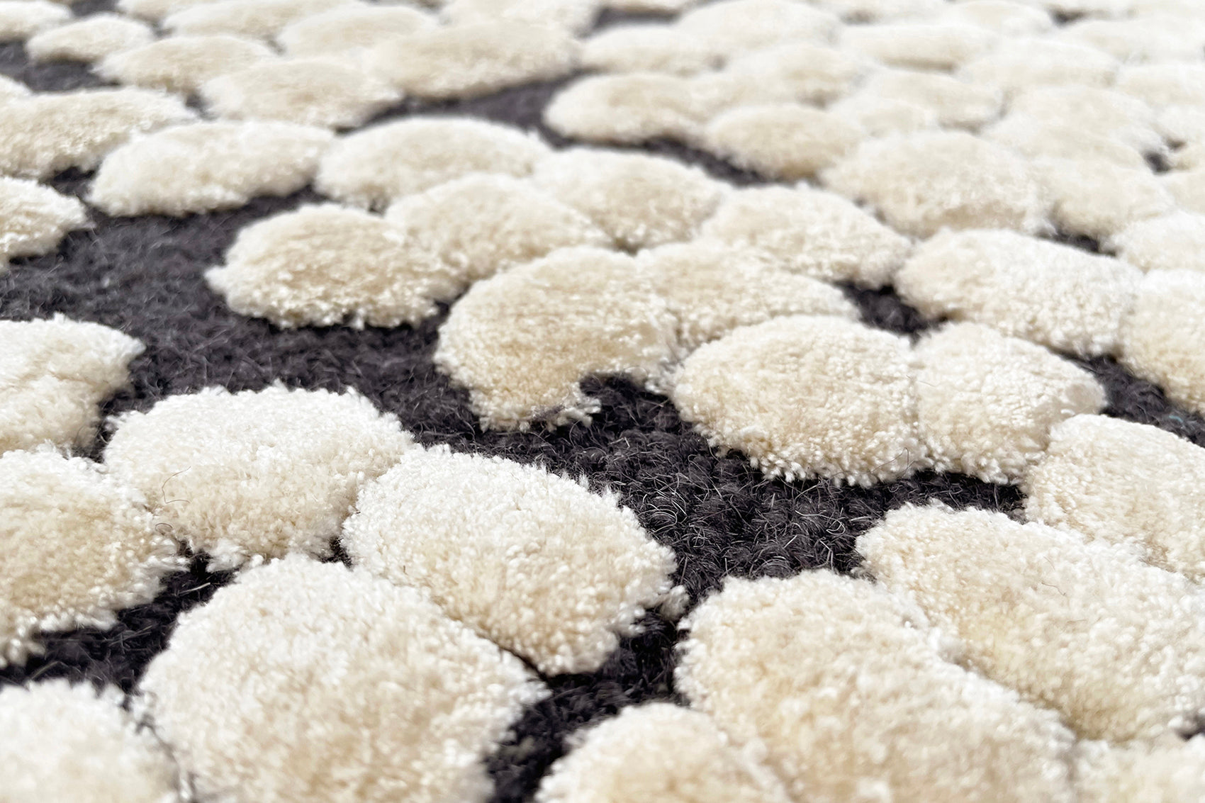 serge-lesage-tapis-pad-noir-perles-tencel image 3