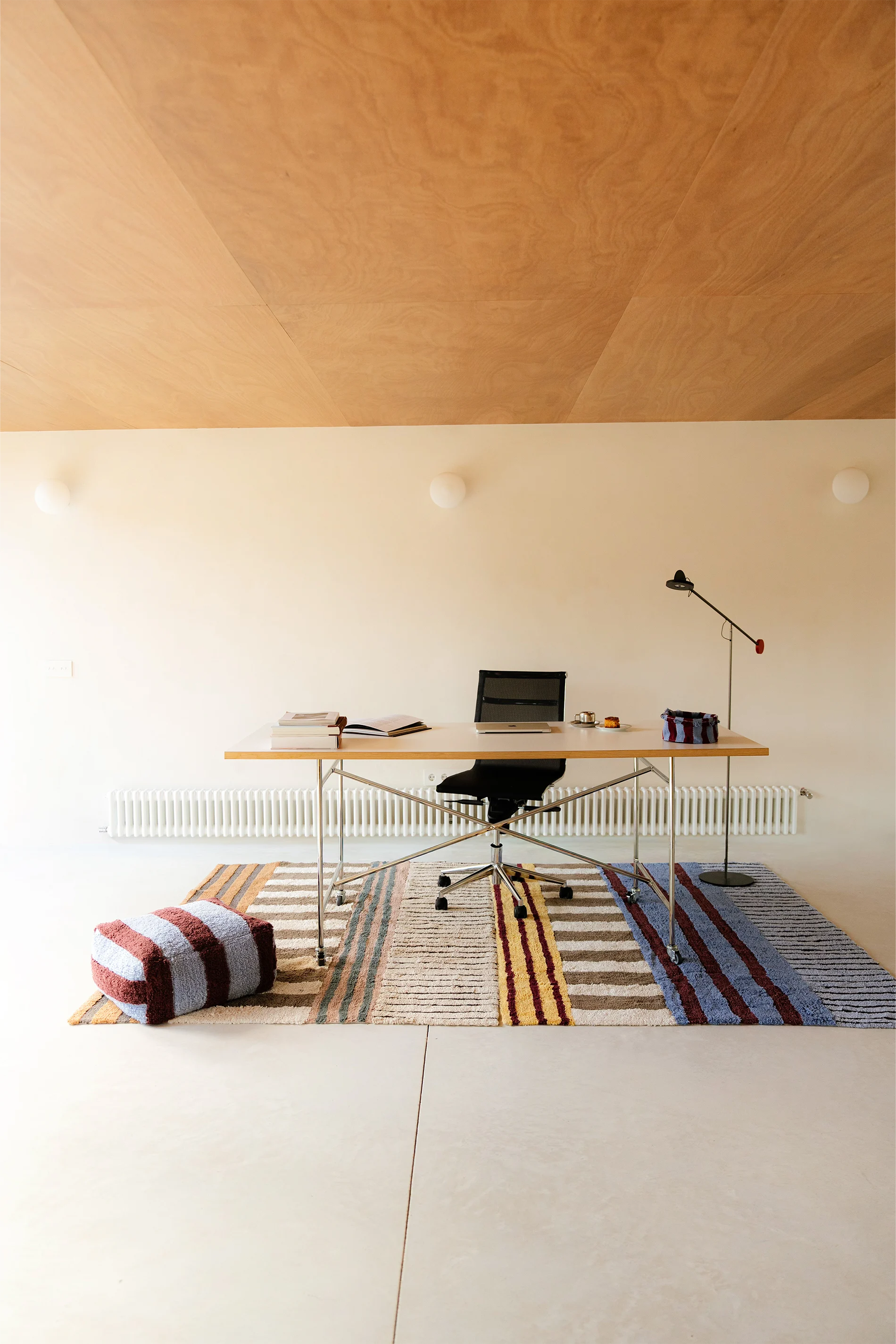lorena-canals-pouf-lines-marsala-pouf-ray-fait-main image 4