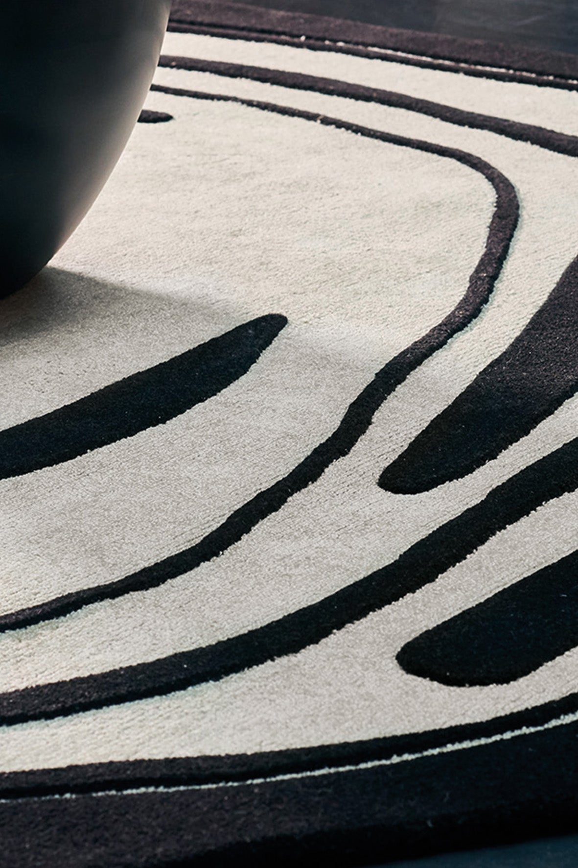 toulemonde-bochart-fragment-noir-et-blanc-tapis-laine-et-viscose-tuft-main-reda- image 4