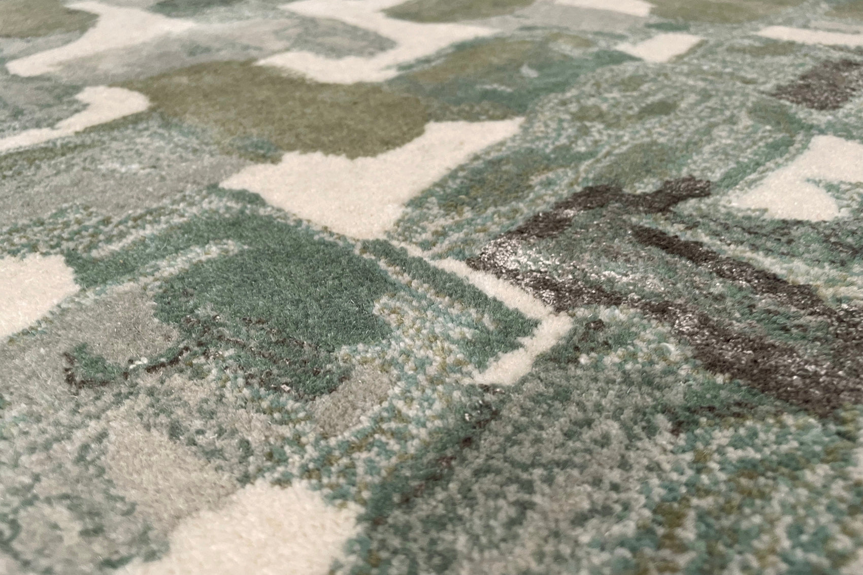 serge-lesage-tapis-cities-vert-de-gris-tapis-contemporain-doux-iconics image 3