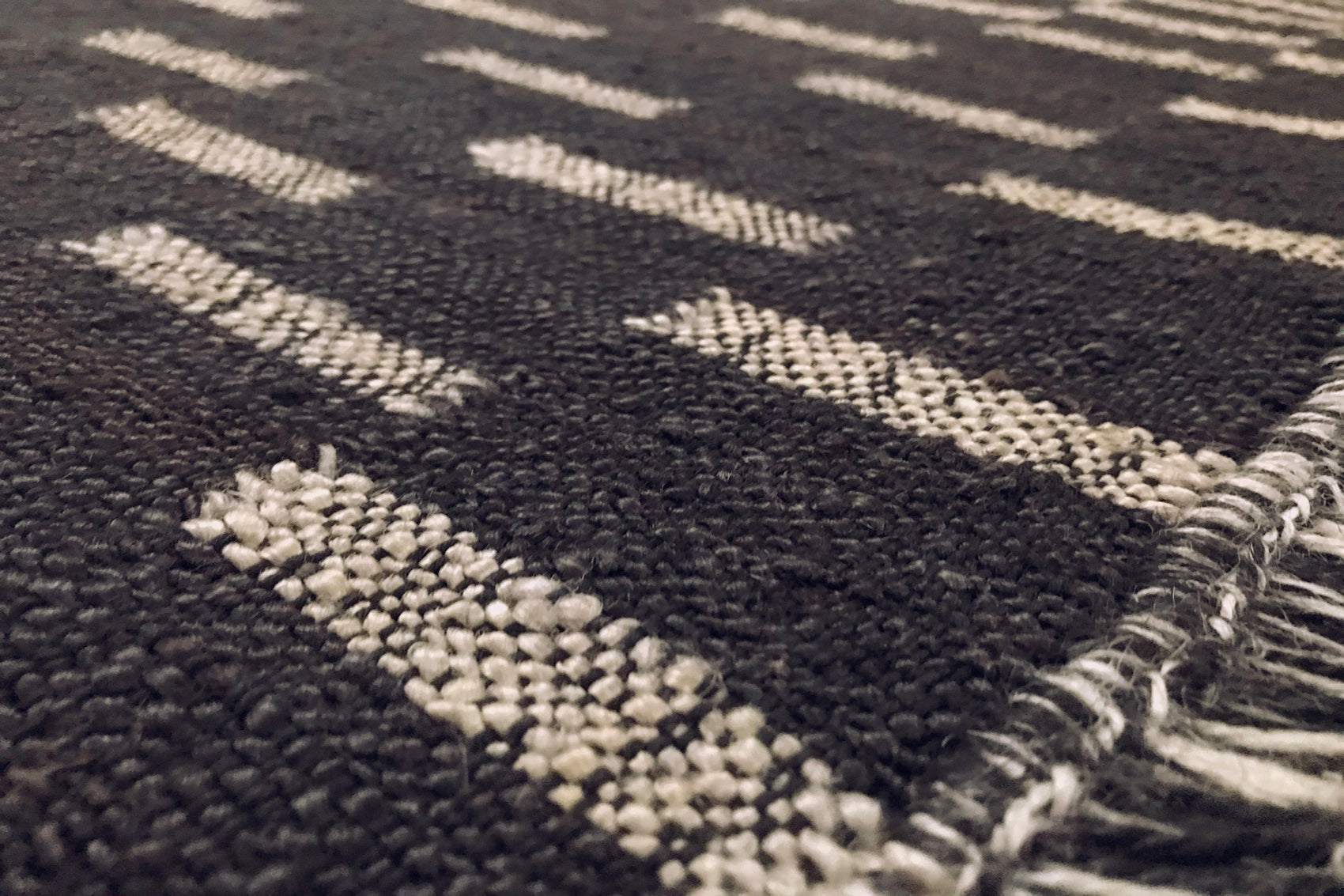 serge-lesage-tapis-vibration-2-noir-blanc-tapis-en-jute image 3