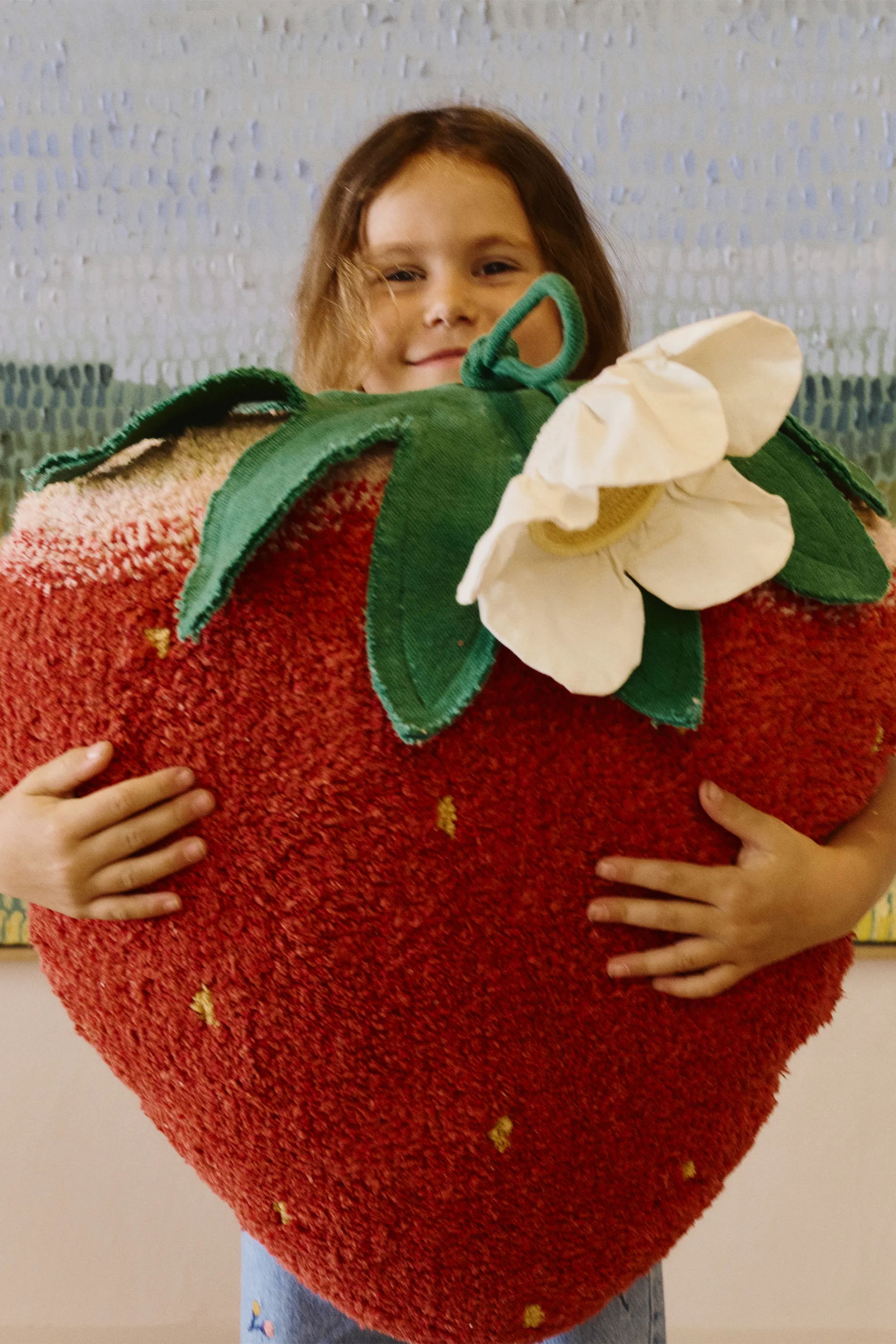 lorena-canals-coussin-de-sol-strawberry-pouf-fraise-brod image 1