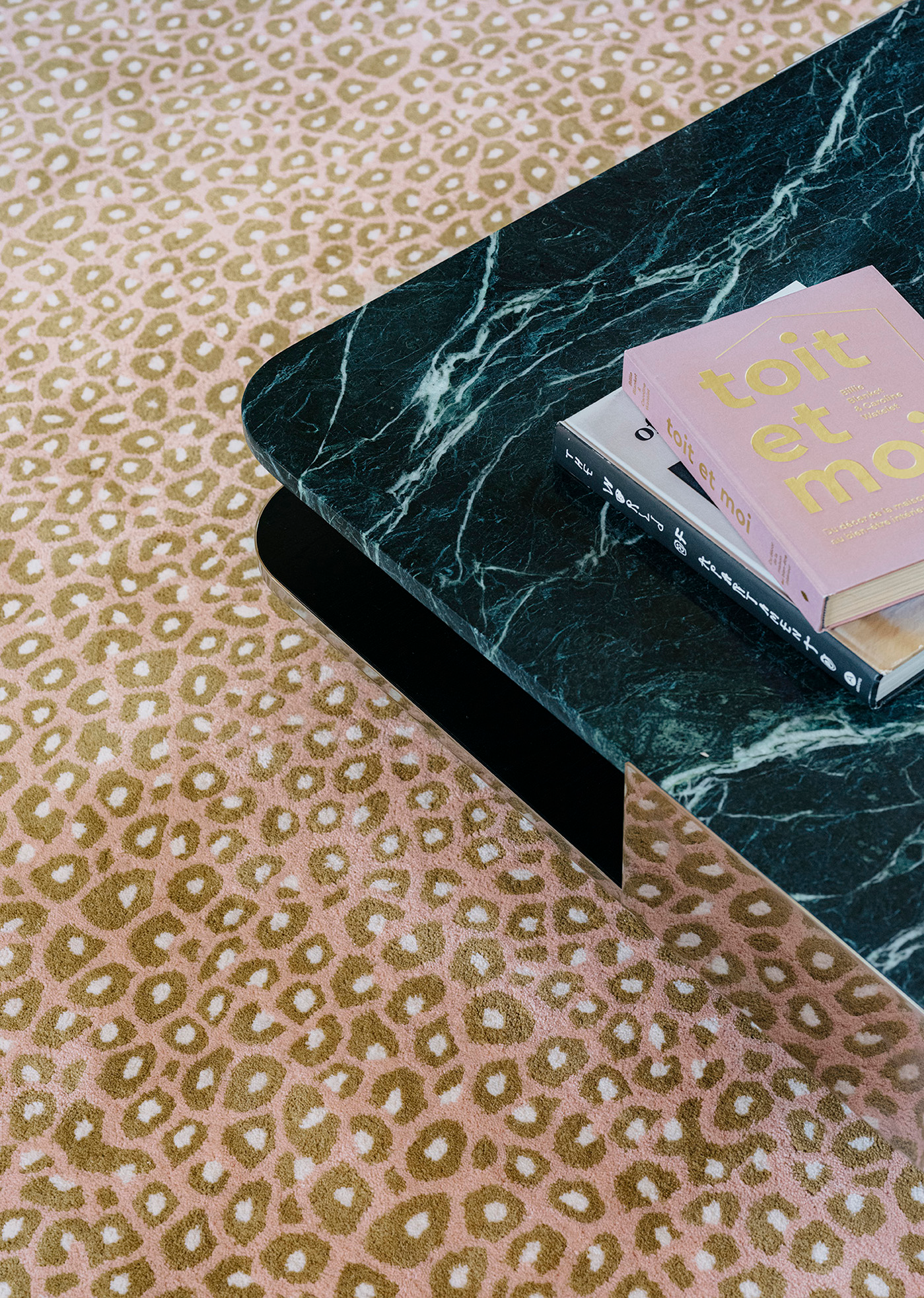toulemonde-bochart-l-opard-rose-tapis-contemporain-fait-main-tuft-main-en-laine- image 1