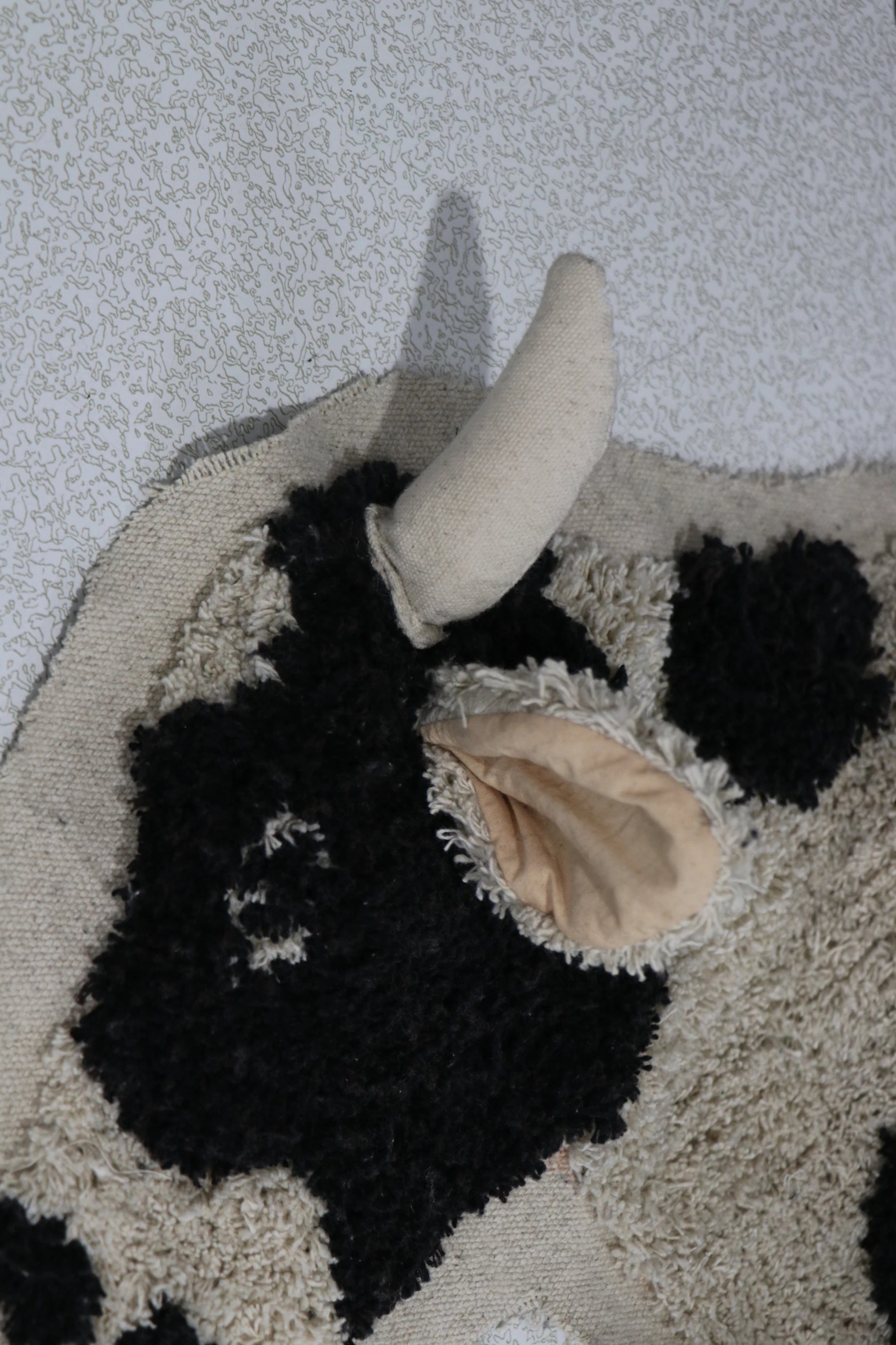 lorena-canals-pouf-lola-the-cow-pouf-enfant-vache image 5