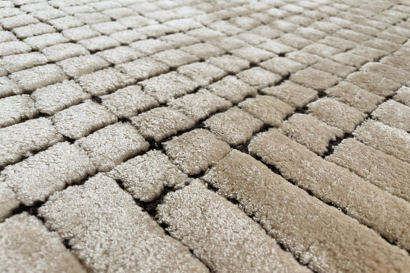 tapis-serge-lesage-geometry-sable-forme-libre image 3
