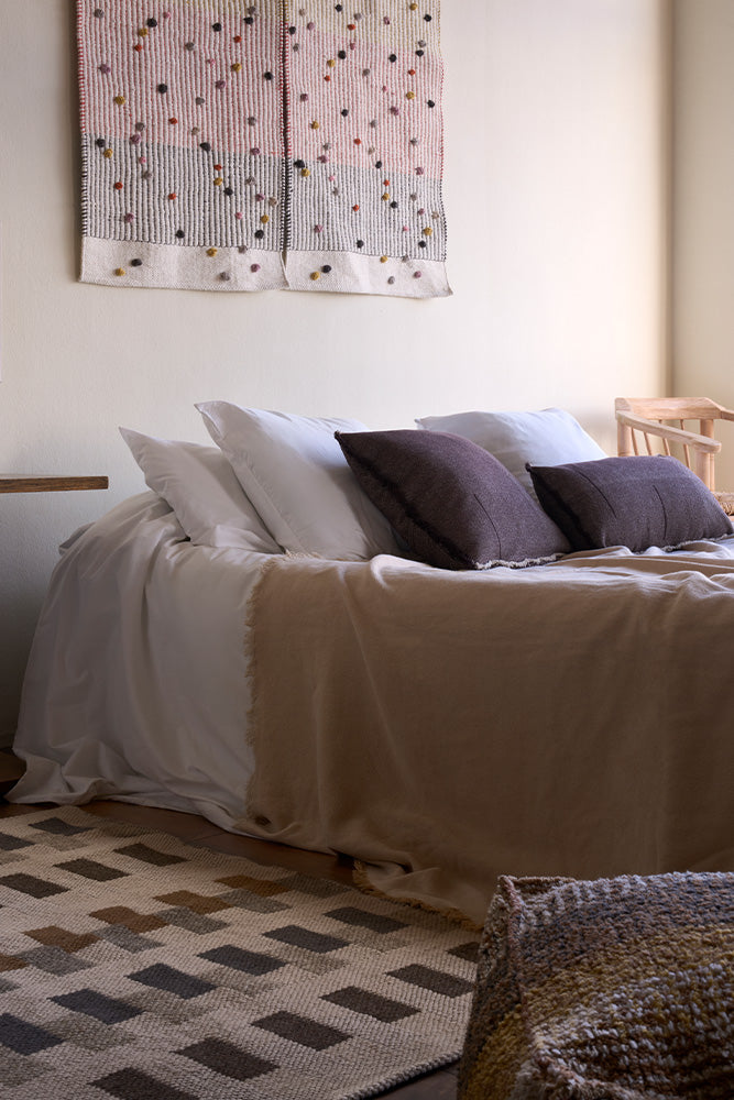 lorena-canals-coussin-carr-vertical-coffeebean-coton-tiss-main image 4