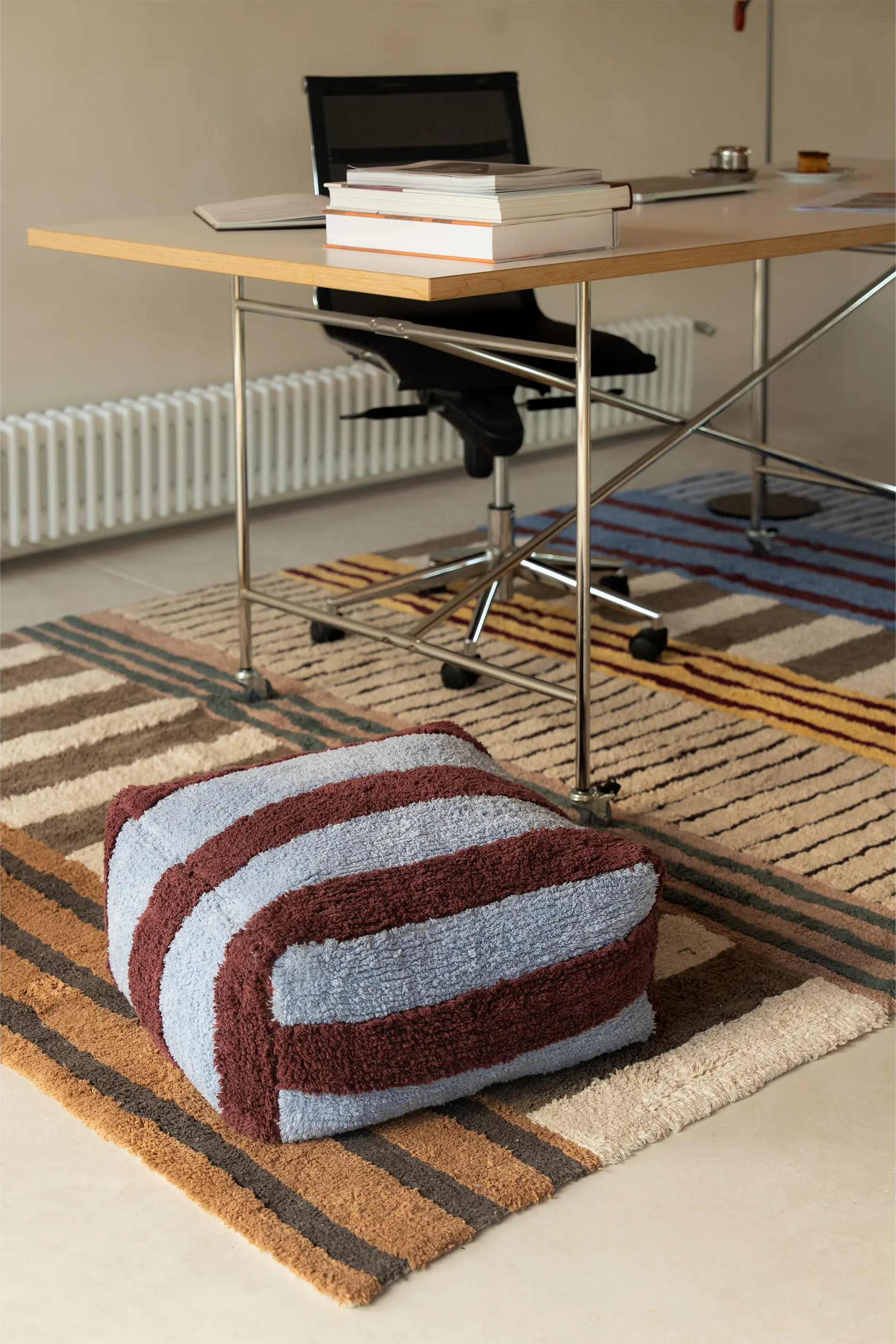 lorena-canals-pouf-lines-marsala-pouf-ray-fait-main image 2