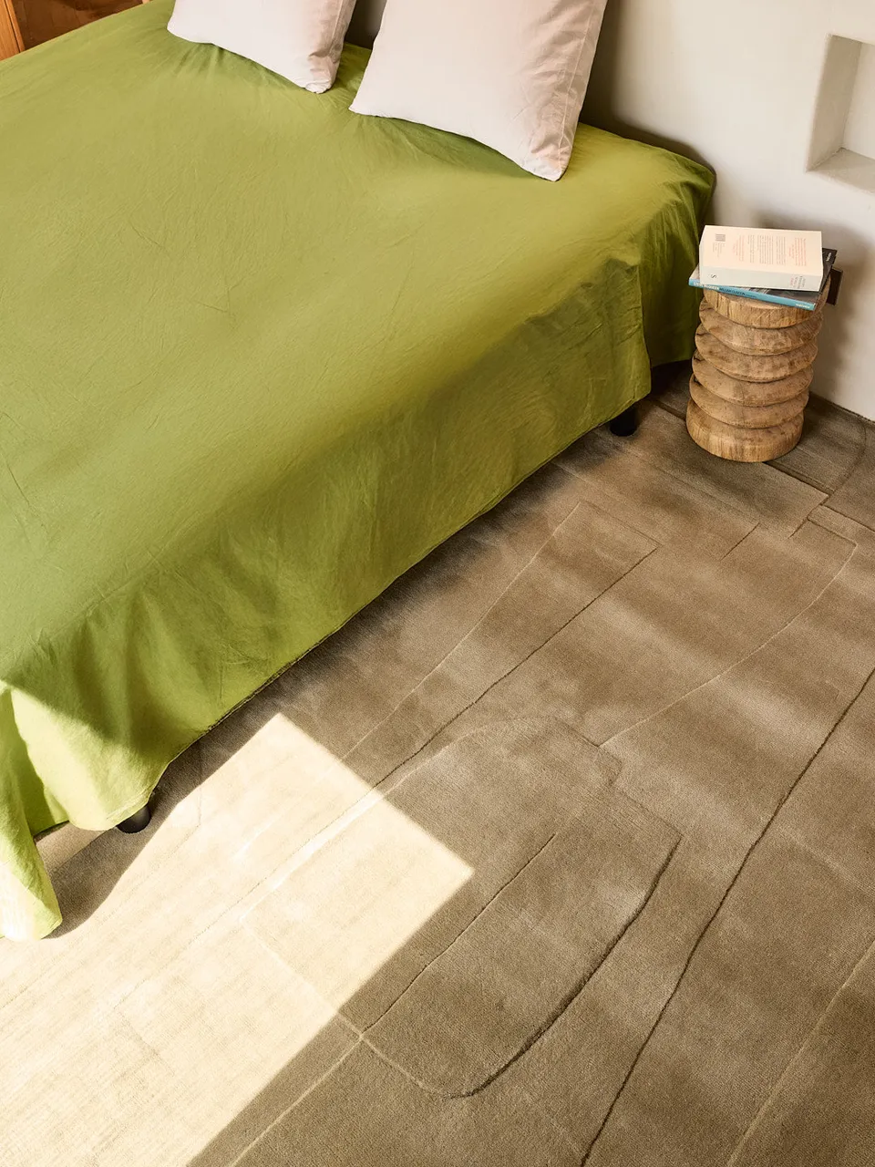 serge-lesage-bref-kaki-tapis-contemporain-graphique-uni image 1