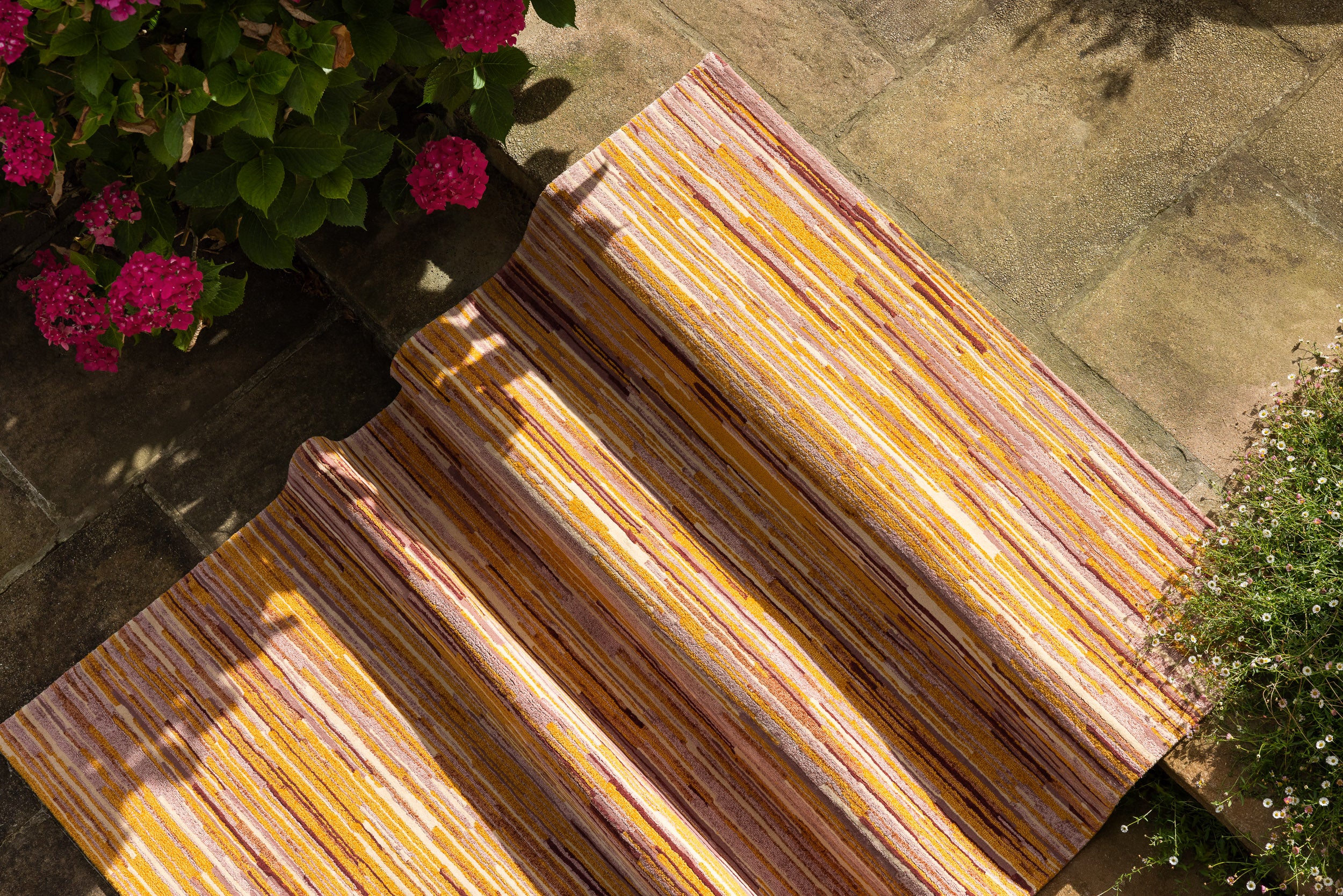 serge-lesage-tapis-eguzki-sun-rug-tapis-ederra-laine-et-tencel image 1