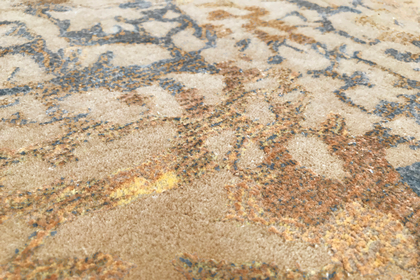 tapis-serge-lesage-bark-beige-poudr-tapis-contemporain-pigments-cuivr-s image 3