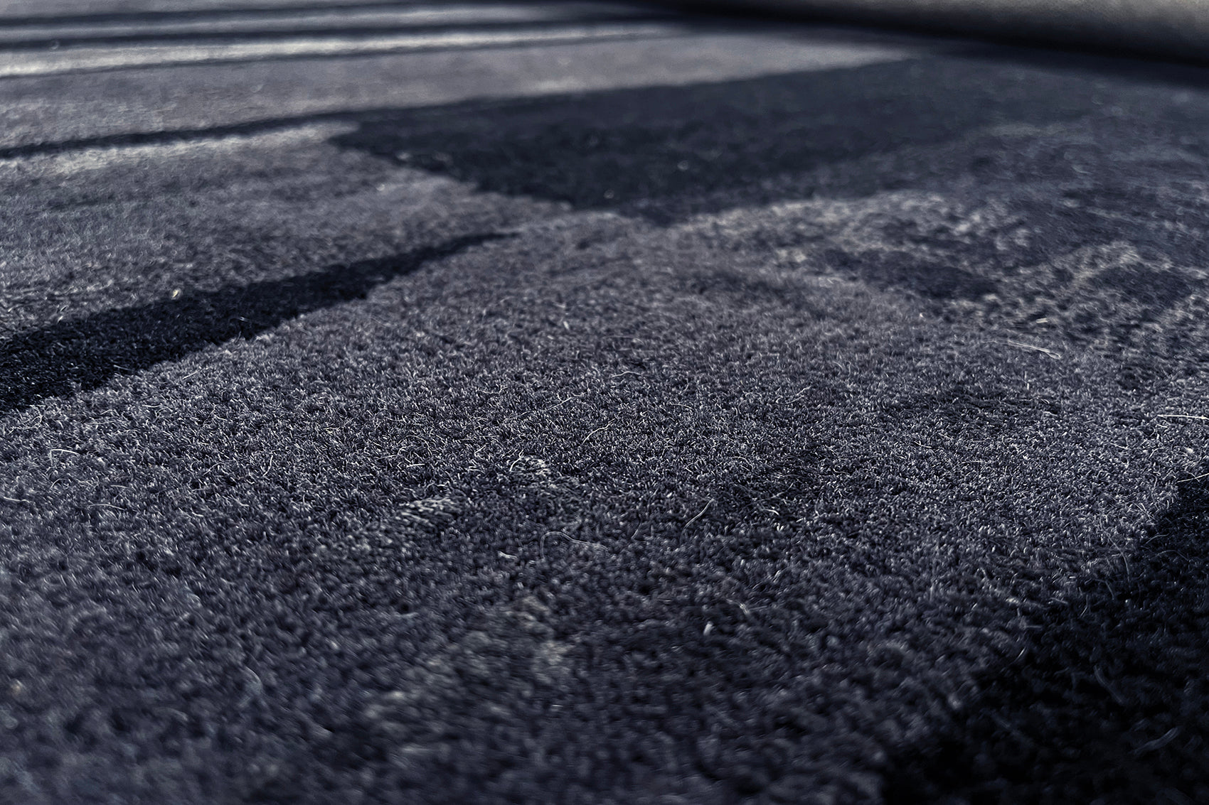 serge-lesage-tapis-mismatch-noir-textures image 3