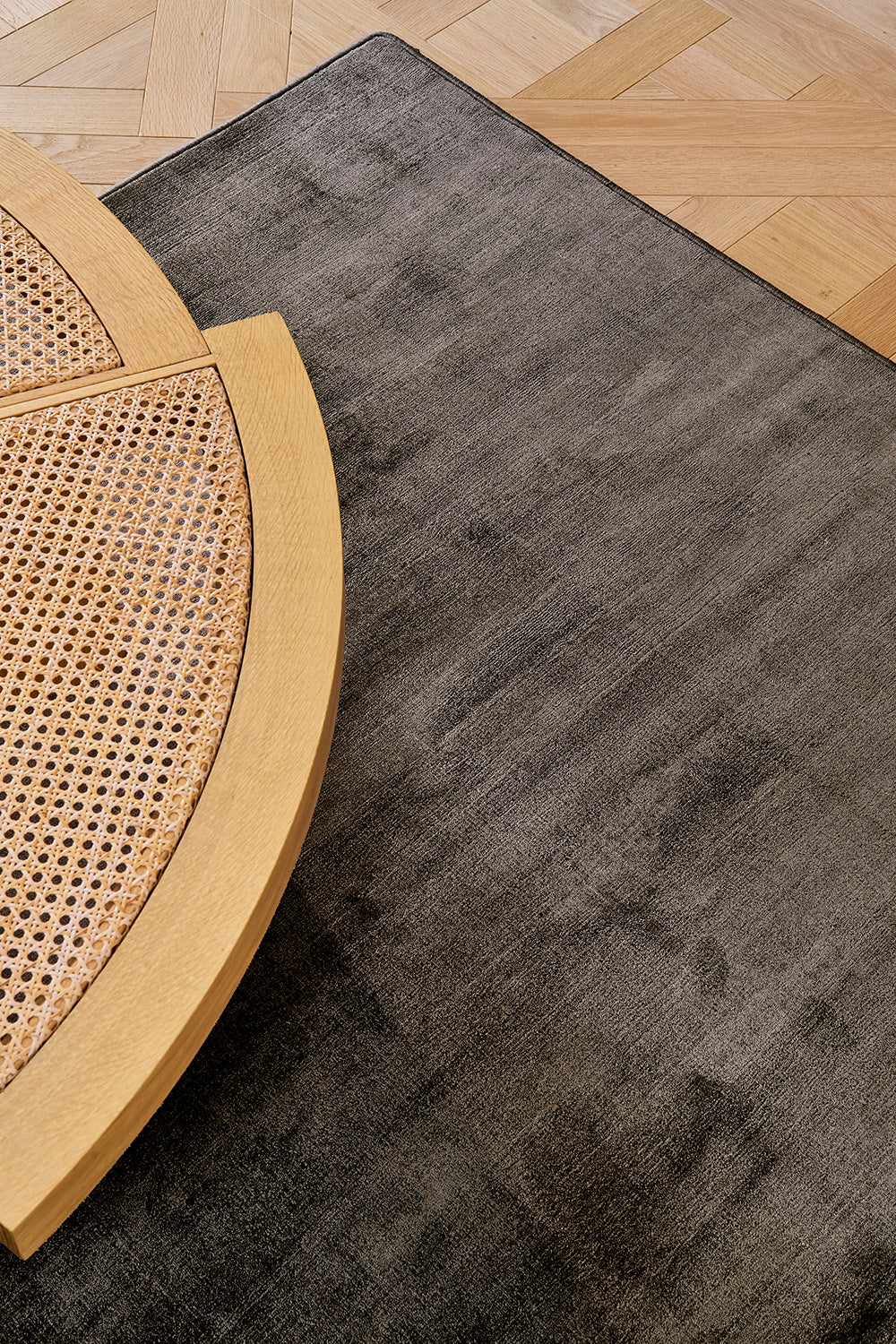 toulemonde-bochart-drama-poivre-tapis-noir-soie-v-g-tale-tiss-main image 2