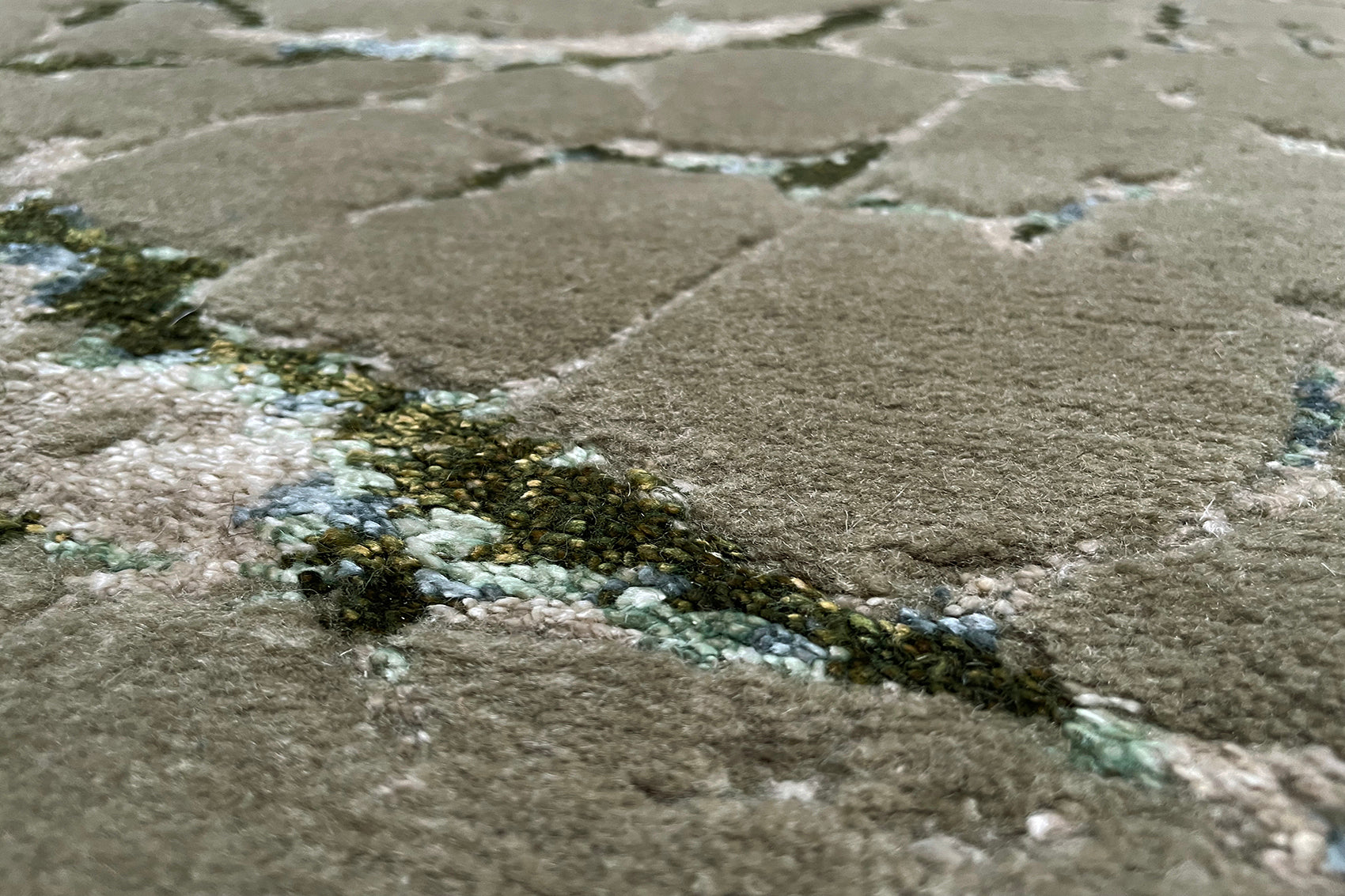 serge-lesage-tapis-kintsugi-gris-mastic-tapis-bambou-et-laine-craquel image 3